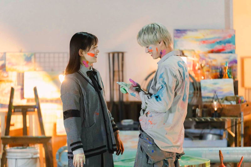 白岩瑠姫＆久間田琳加　顔と服に絵具をつけてピース　映画「夜が明けたら、いちばんに君に会いにいく」