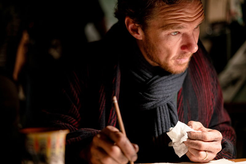 カンバーバッチが、“父”としての喪失や葛藤、愛を体現 「フェザーズ その家に巣食うもの」場面写真