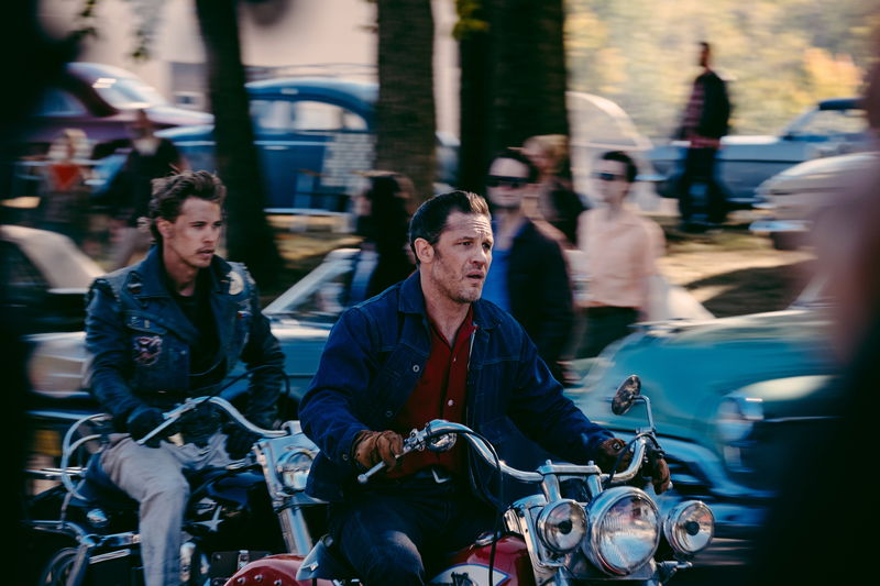 Ａ・バトラーやＴ・ハーディ　友情を感じさせるリラックスした表情　「ザ・バイクライダーズ」場面写真