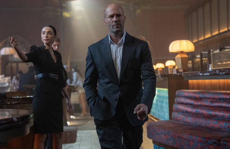 ジェイソン・ステイサム 使い慣れたツルハシで悪党と渡り合う姿 「ワーキングマン」場面写真