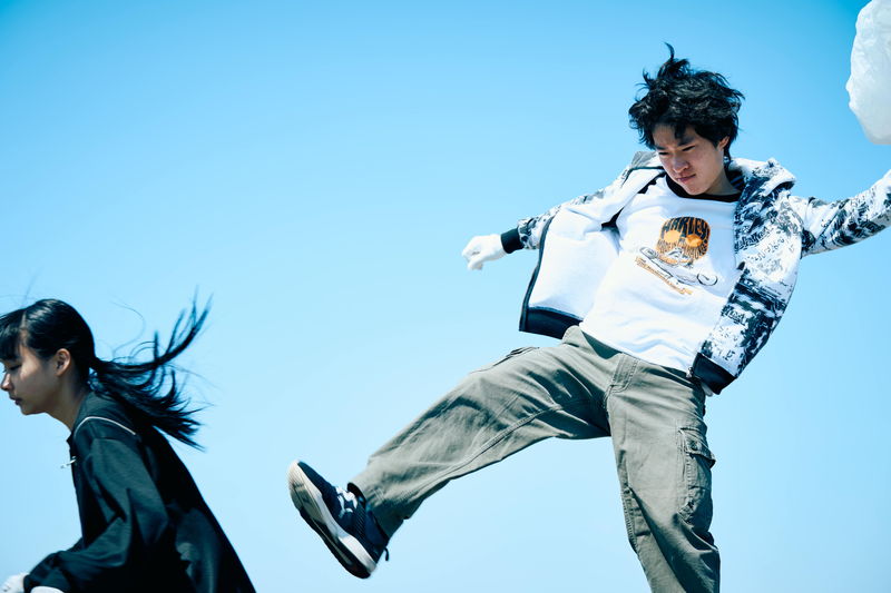 ジャンピングキックに金属バットで殴打　少年の狂気的な暴力と対峙する大人たち　「四月の余白」場面写真