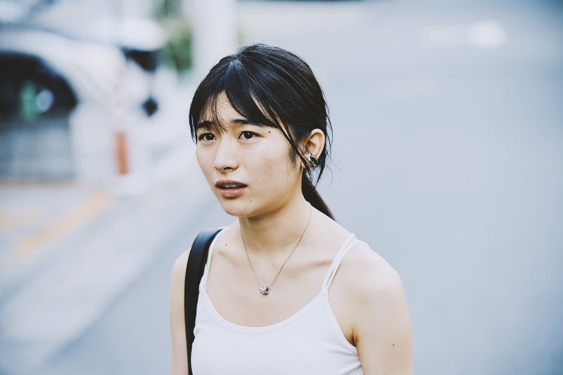 首輪を付けた　リードを手にした女　ゆがんだ欲望がにじみ出る　「JOTARO」ポスター