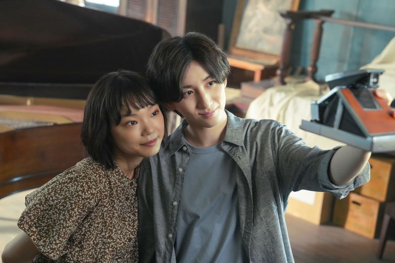 京本大我＆古川琴音が見せるデート姿　海での笑顔　一緒にポラロイド写真　「言えない秘密」場面写真