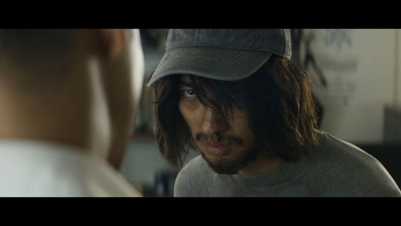横浜流星　まぶたを一重に＆ぼさぼさの髪とひげで顔を隠す姿　”5つの顔”を演じ分ける　「正体」場面写真