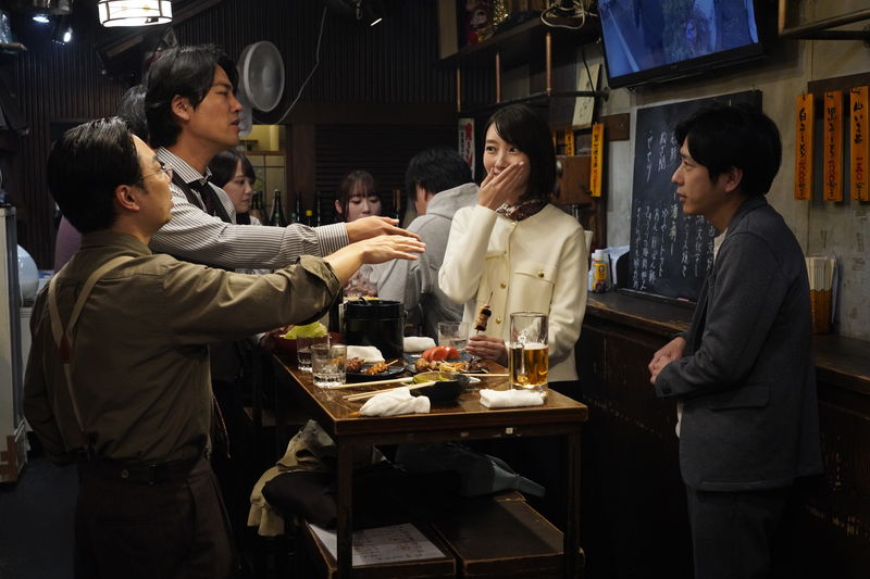二宮和也＆波瑠　真剣な表情で集中する姿　笑顔でなごんだ雰囲気も　「アナログ」メイキング映像