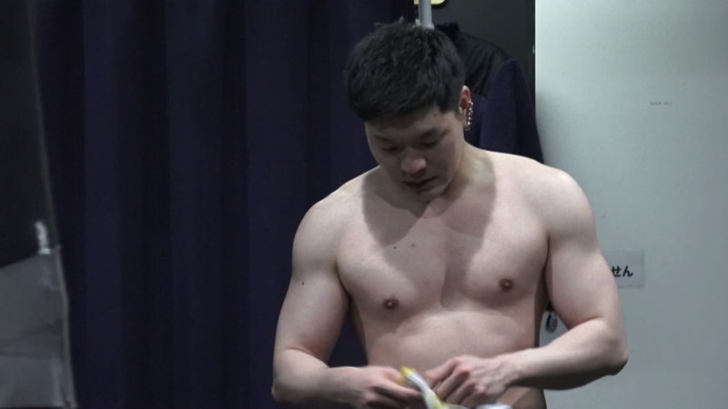 つり堀で肩を並べ、糸を垂らす2人の殺し屋　阪元裕吾監督「フレイムユニオン」ポスター