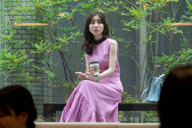 田中みな実　ウエディングドレスにピンクやグリーンのワンピース姿　「ずっと独身でいるつもり？」場面写真