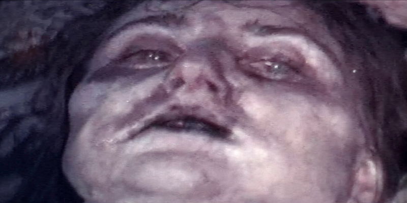 不気味な里親の切なる“願い”　兄妹に仕掛けられた “禁断の儀式”　「ブリング・ハー・バック」場面写真