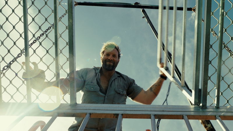 サイコパス船長　怖がる乗客に「Baby Shark」を歌って勇気づける　「デンジャラス・アニマルズ」本編映像