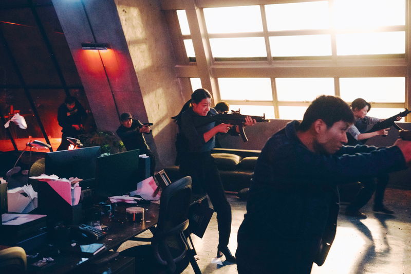 鬼気迫る表情のジャッキー・チェン 追いつめられるレオン・カーフェイ 「シャドウズ・エッジ」場面写真