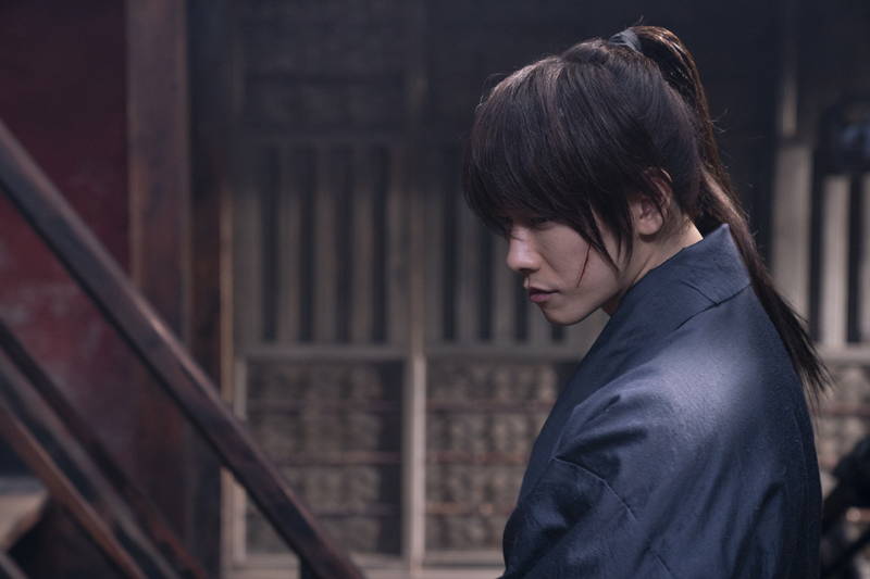 最強の人斬り＝佐藤健　斬殺される妻＝有村架純　るろ剣最終章「The Beginning」場面写真