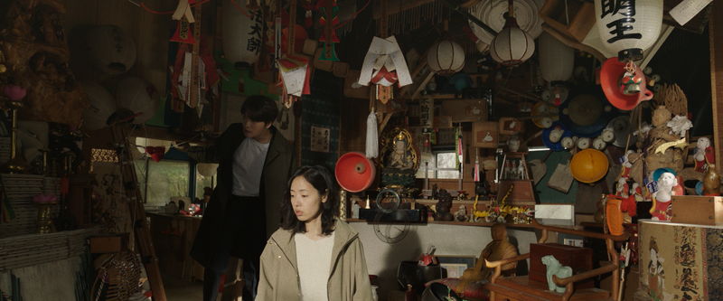 “神隠し”事件の起こった廃神社　神具にあふれた部屋、禍々しい儀式　「神社　悪魔のささやき」場面写真