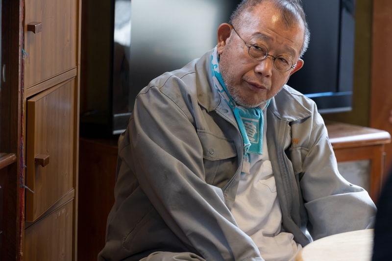 笑福亭鶴瓶　愛あふれるキス顔　モテモテ65歳役　「あまろっく」場面写真