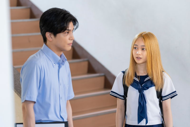 白鳥玉季、人生初の金髪姿　世間を騒がす“金髪デモ”首謀者に　「金髪」場面写真