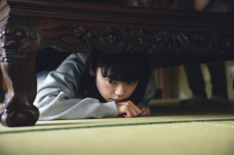 恐怖に追い込まれる古川琴音　暗い森の中で服や顔に血をつけて一人で座り込む姿　「みなに幸あれ」場面写真