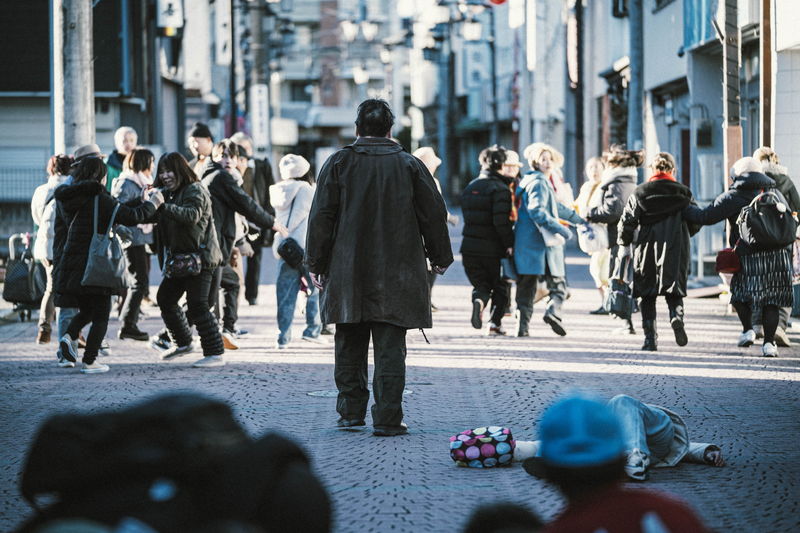 佐藤二朗が体現する未曽有の怪物　べっとりと血痕の付着した凶器を掲げる姿　「名無し」ポスター