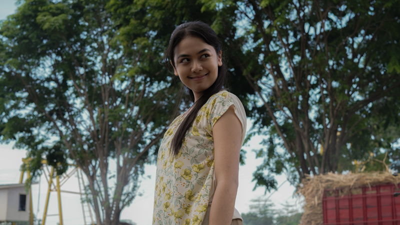 女性に迫りくる大量のサトウキビの束 不気味な笑みを浮かべる女性 「サトウキビは知っている」本編映像