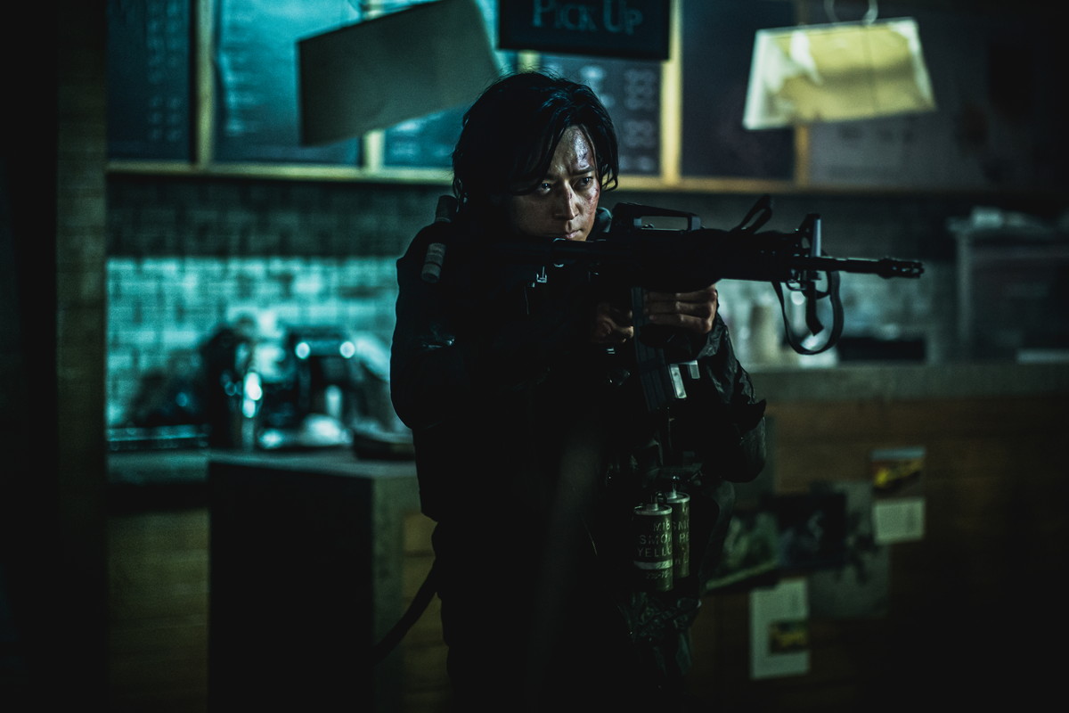 カン・ドンウォンの新場面写真公開　ゾンビと民兵に襲われる元軍人役　「新感染半島 ファイナル・ステージ」