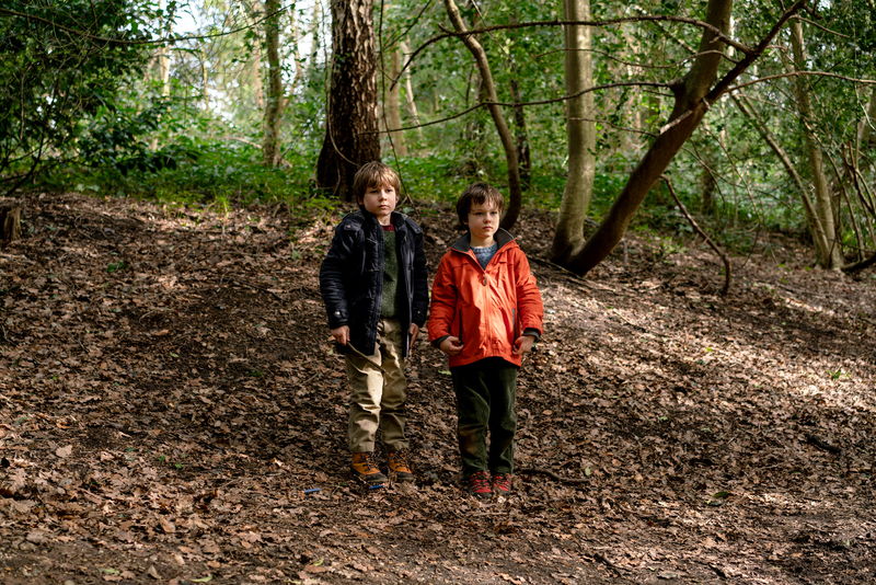 カンバーバッチが、“父”としての喪失や葛藤、愛を体現 「フェザーズ その家に巣食うもの」場面写真