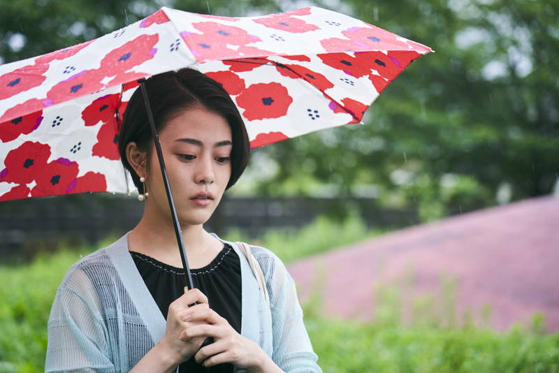 高畑充希が雨の中で物憂げな表情　柳家喬太郎とは軽快なやり取り　「浜の朝日の嘘つきどもと」場面写真