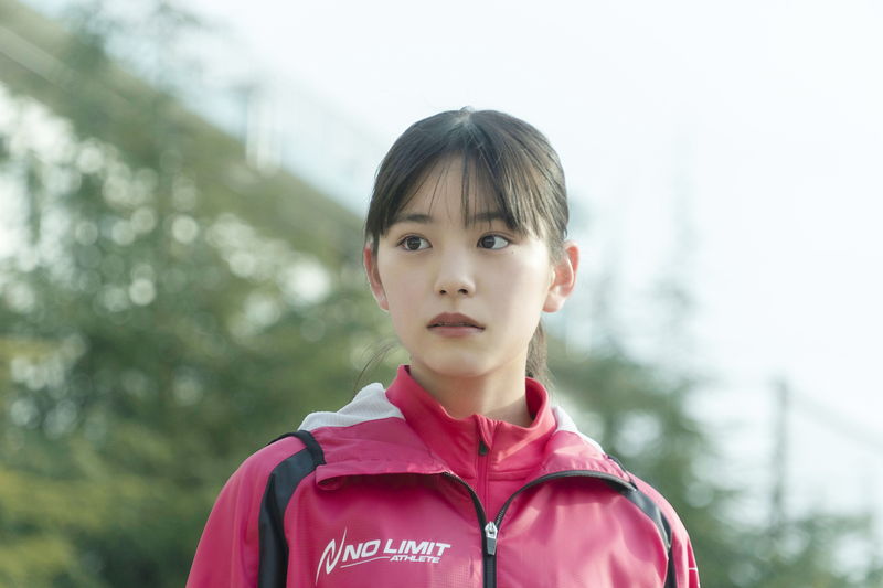 広瀬すずと當真あみが物干し場でぶつかり合い　「水は海に向かって流れる」本編映像