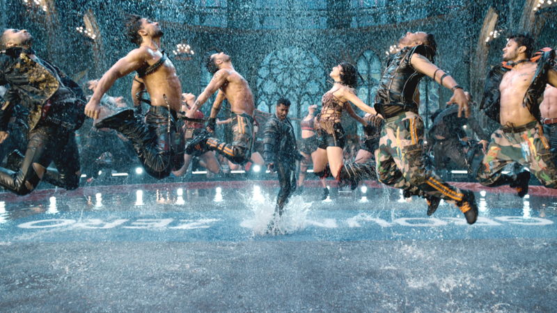 優勝賞金を目指し、イギリスのインド・パキスタン系の若者がダンスバトル　「ストリートダンサー」ポスター