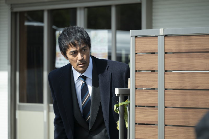 阿部寛、芦田愛菜、藤原大祐、長尾謙杜　怪しさ満点の姿　「俺ではない炎上」場面写真