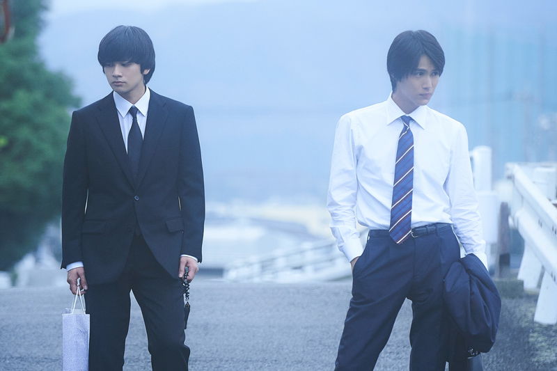 北村匠海＆中川大志　友人の葬儀で見せる悲しみ、銭湯で見せる笑顔　「スクロール」場面写真