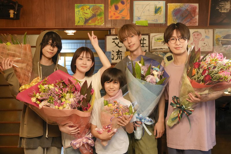 畑芽育、作間龍斗、那須雄登、織山尚大、内田煌音　クランクアップで笑顔　「うちの弟どもがすみません」