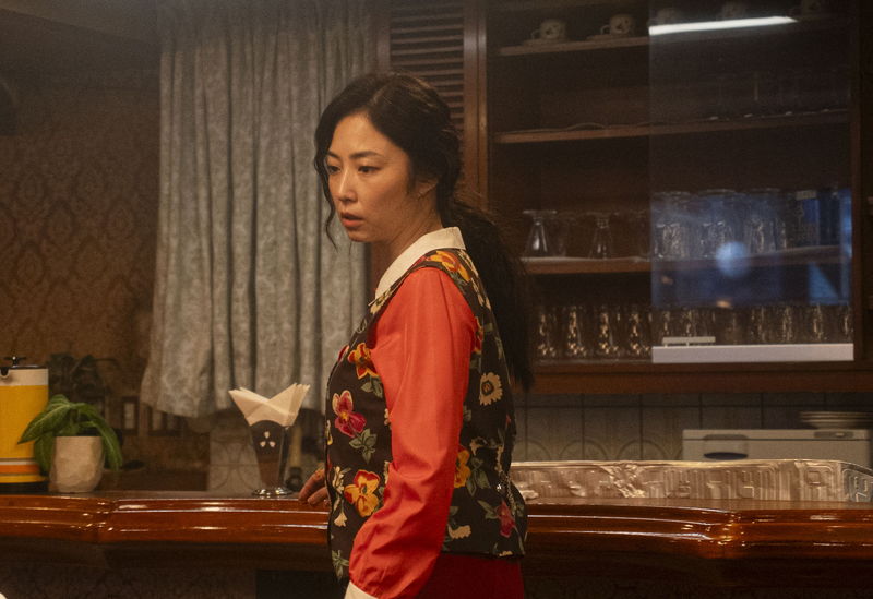 MEGUMI　力強くこぶしを挙げる姿　腕を組んで余裕の笑みも　「FUJIKO」場面写真