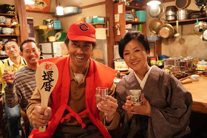 阿部寛、還暦祝いの赤いちゃんちゃんこ姿で満面の笑み　薬師丸ひろ子らがお祝い　「とんび」劇中写真