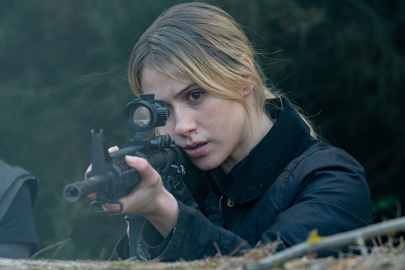 エヴァ・グリーン 鋭い眼光で銃を構える殺気に満ちた姿 「ダーティ・エンジェルズ」場面写真