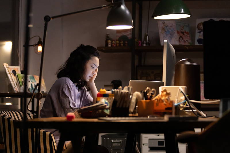 古川琴音がBL漫画作家に 漫画のキャラを描く練習を重ねて撮影 「メタモルフォーゼの縁側」場面写真