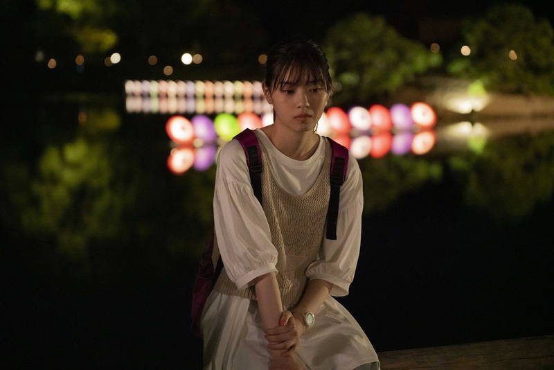 西野七瀬　パジャマ姿で思いにふける姿　恋心を抱く神尾楓珠を見つめる姿も　「恋は光」場面写真