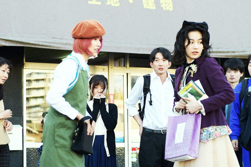 のん、怒って田中圭のネクタイをつかむ姿　滝藤賢一にヘッドロックも　「私にふさわしいホテル」場面写真