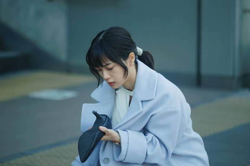 深川麻衣が手酌でやけ酒？　アイドルからどん底アラサー姿　映画「つんドル」場面写真