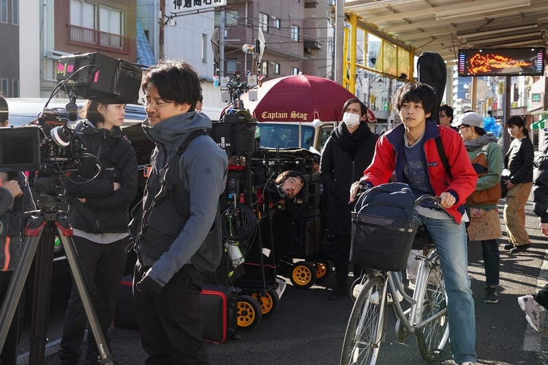 ハロヲタ役の松坂桃李　モデルの原作者を観察　細かい歩き方まで習得　映画「あの頃。」メイキング写真