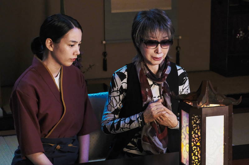 のん、中村雅俊から魚のさばき方を教わる姿　三田佳子と走馬灯を見つめる姿も　「天間荘の三姉妹」場面写真