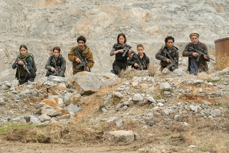 エヴァ・グリーン 鋭い眼光で銃を構える殺気に満ちた姿 「ダーティ・エンジェルズ」場面写真