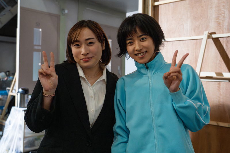 柳楽優弥＆黒島結菜　袴＆白無垢姿の結婚ショット　「夏目アラタの結婚」オフショット