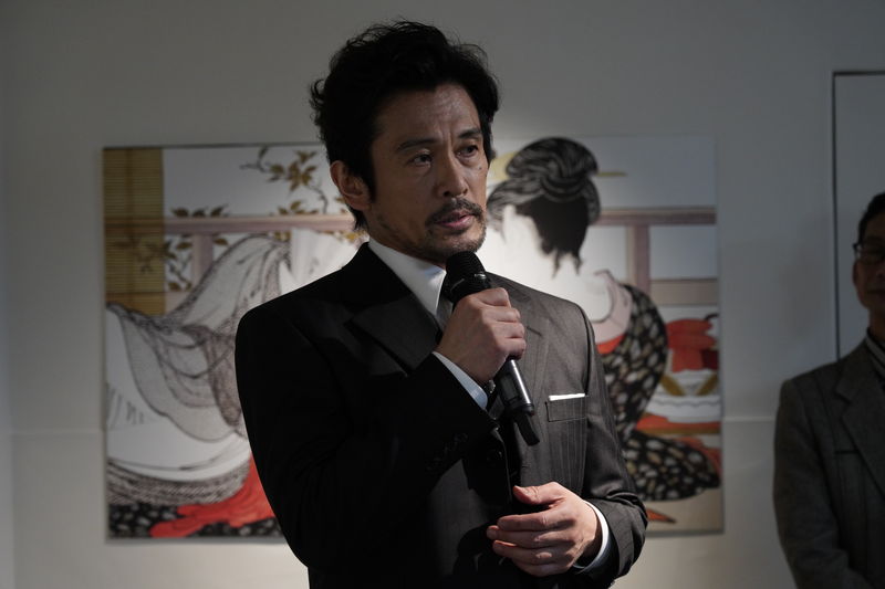 内野聖陽　春画について熱く解説　笑いながら執筆に励む姿も　春画研究者役　「春画先生」場面写真