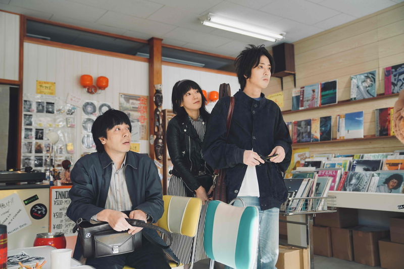 峯田和伸・若葉竜也・吉岡里帆　自主制作レコードを誇らしく見る姿　「ストリート・キングダム」場面写真