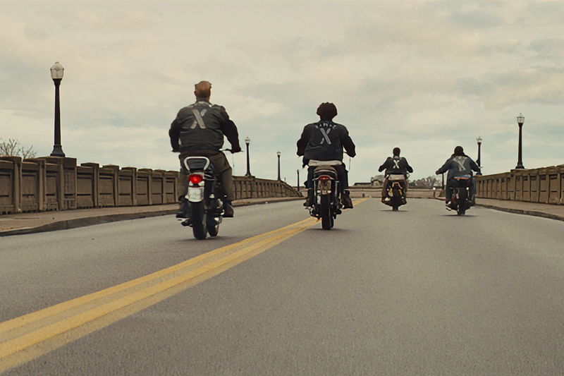 Ａ・バトラーやＴ・ハーディ　友情を感じさせるリラックスした表情　「ザ・バイクライダーズ」場面写真