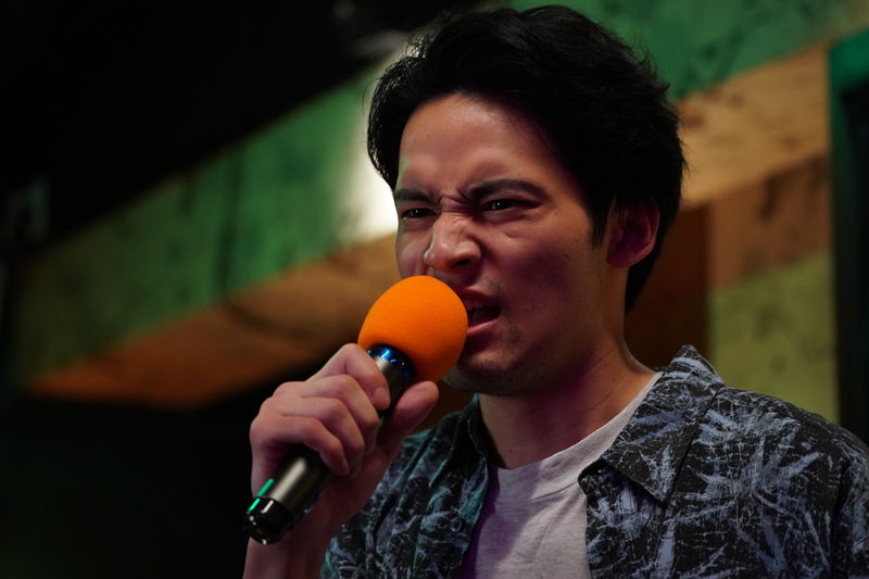 水上恒司　吉岡里帆を見つめ、名曲「田園」を熱唱　「九龍ジェネリックロマンス」本編映像