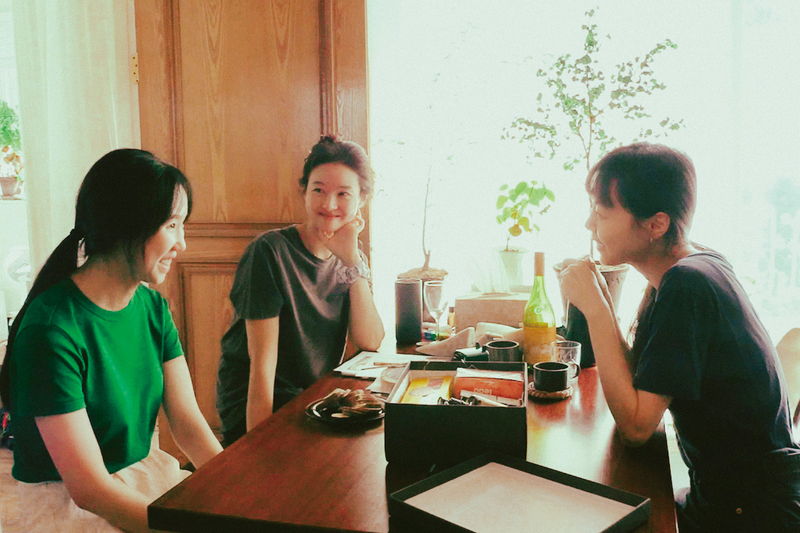 元女優と老詩人 交わりそうで交わらない一日の物語 ホン・サンス監督「私たちの一日」ビジュアル