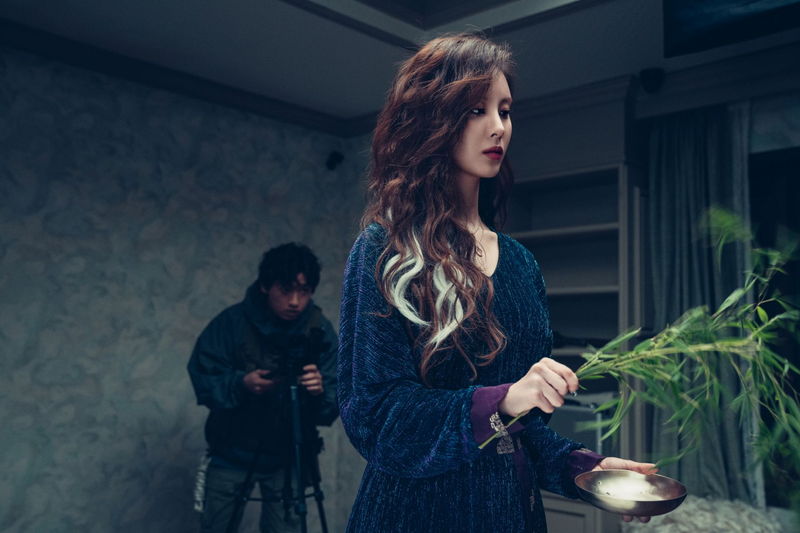 マ・ドンソク、拳で悪魔と戦う会社社長に　サンドバックに向かう姿も　「悪魔祓い株式会社」場面写真