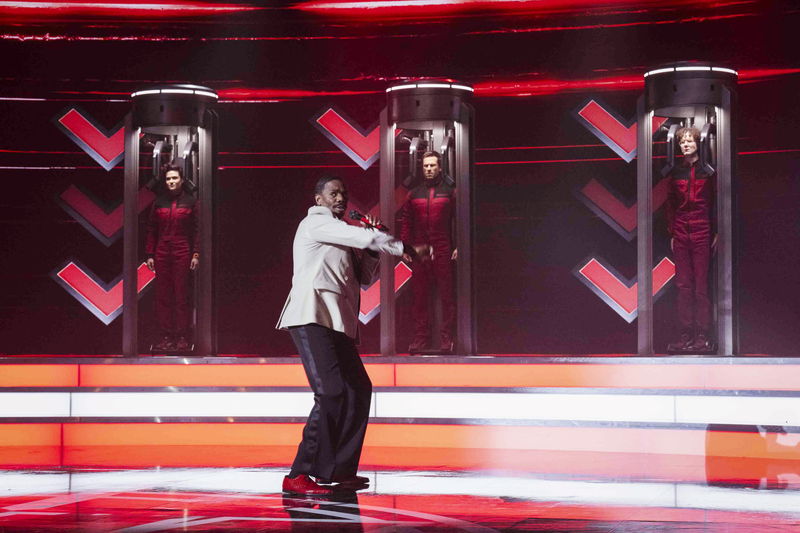 シュワルツェネッガーが描かれた奇妙な紙幣も　人生一発逆転のデスゲーム　「ランニング・マン」場面写真