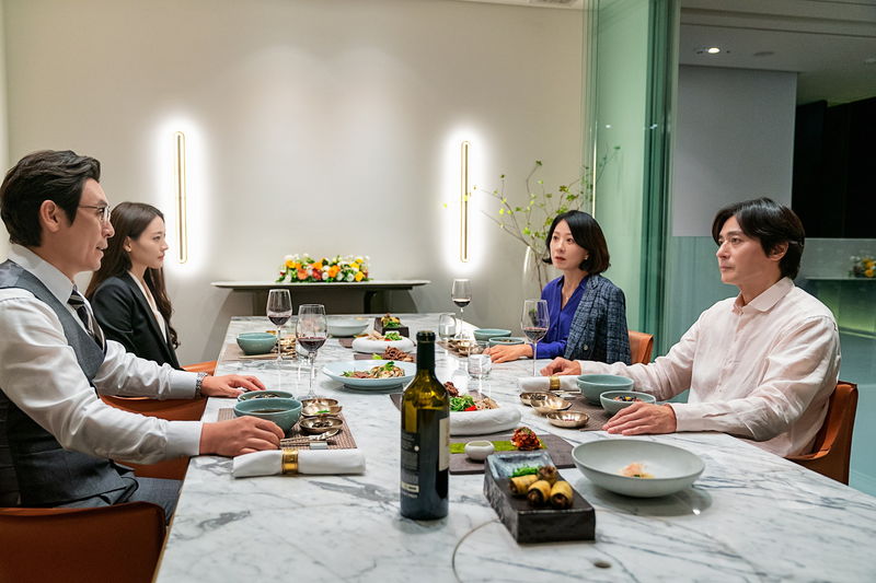 子どもの秘密を知った二組の夫婦　疑惑やいやみが飛び交う最悪な食事　「満ち足りた家族」予告