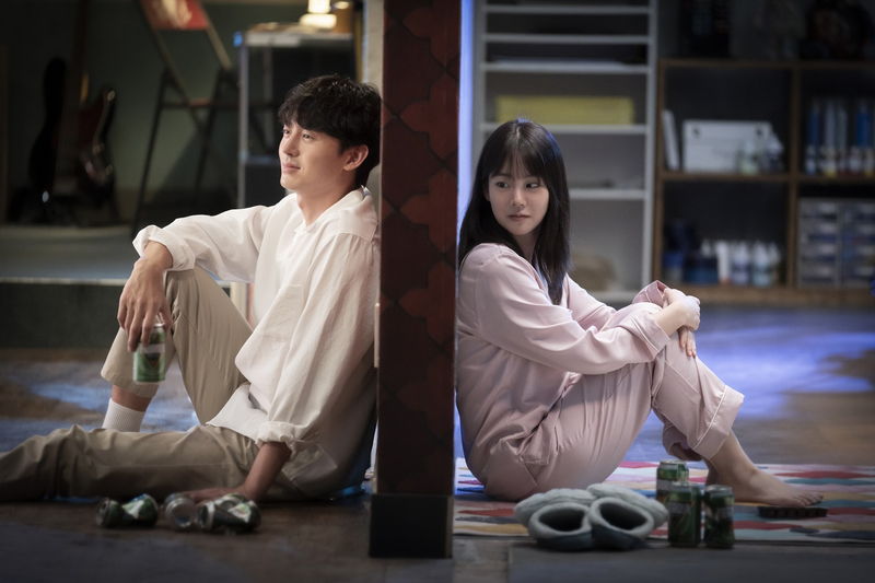 顔も名前も知らない隣人との騒音バトル　いつしかロマンスに？　「壁越しの彼女」公開決定
