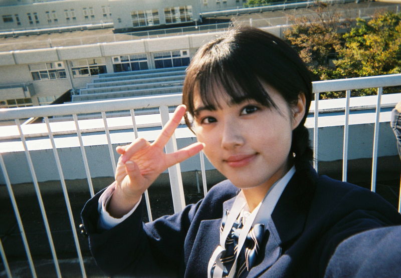 宮世琉弥と原菜乃華　カメラに向かって優しくほほ笑む姿　「恋わずらいのエリー」オフショット